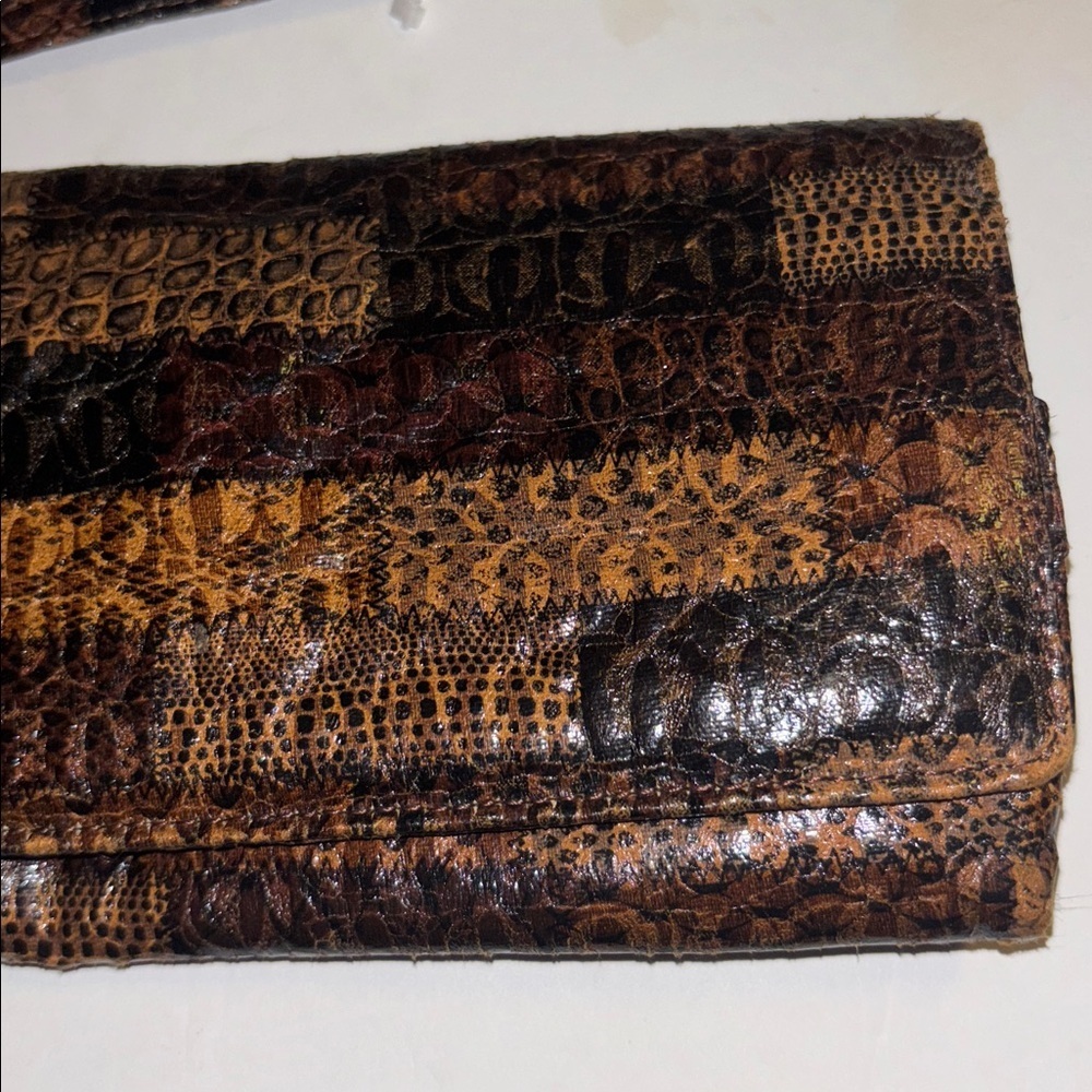WALLET/ WRISTLET FAUX LEATHER AND FAUX ANIMAL PRINT BUT HAS GREAT COLORED DESIGN - Picture 3 of 11